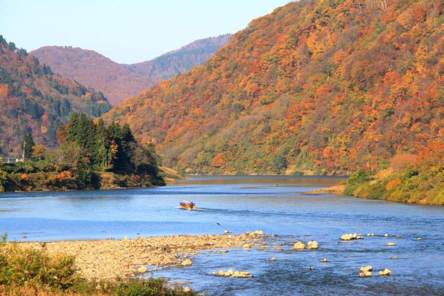 船上から、トレッキングで・・・紅葉めぐり