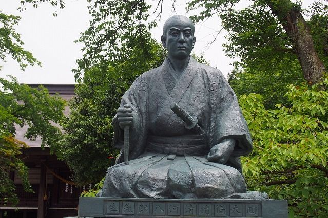 清河神社　清河八郎座像