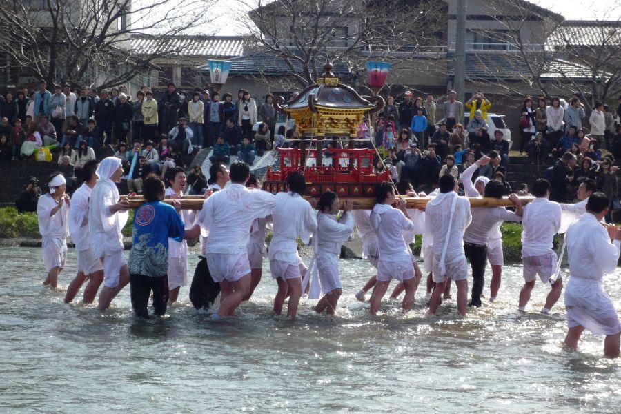 神輿流し（4月15日）