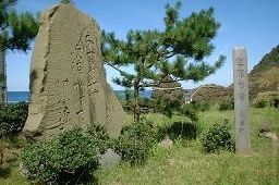 芭蕉句碑「あつみ山や吹浦かけて夕すずみ」