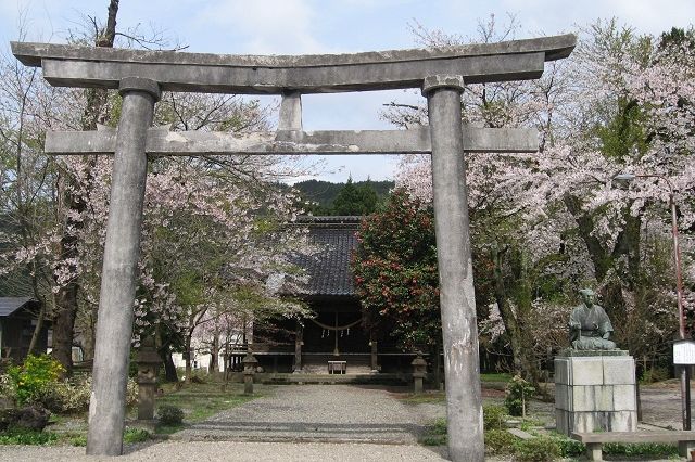 隣接する清河神社