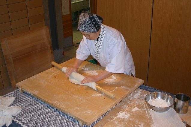 鳥海山の麓で体験するおもしろ自然塾「そば打ち体験」