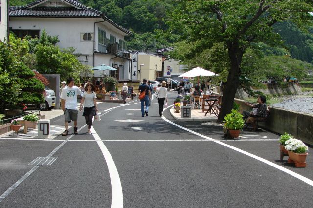 温泉街の散策風景