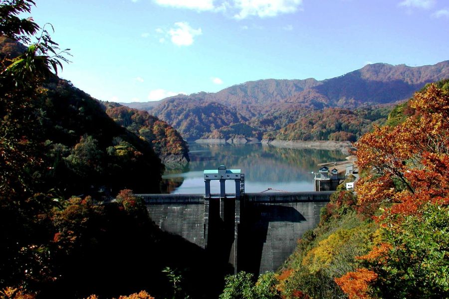 紅葉の荒沢ダム