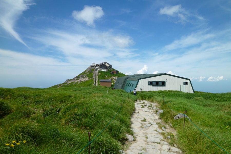 月山頂上小屋 観光スポット やまがた庄内観光サイト 山形県庄内エリアの観光 旅行情報