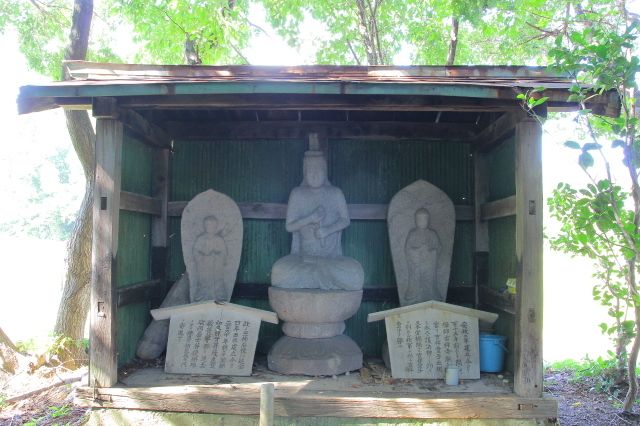 菩薩の石像
