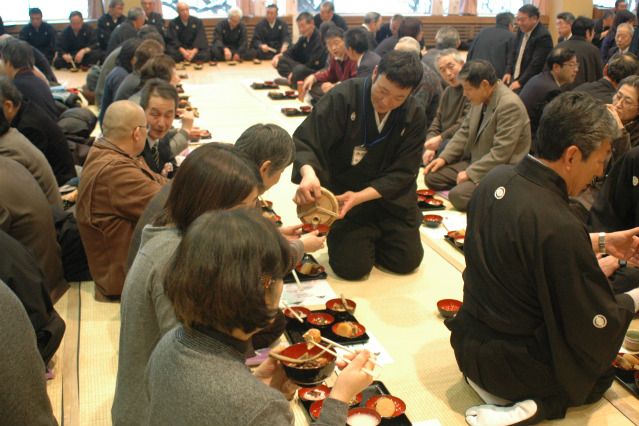 凍み豆腐煮などの郷土料理や樽酒を囲みながらのお客様と能役者との交流会