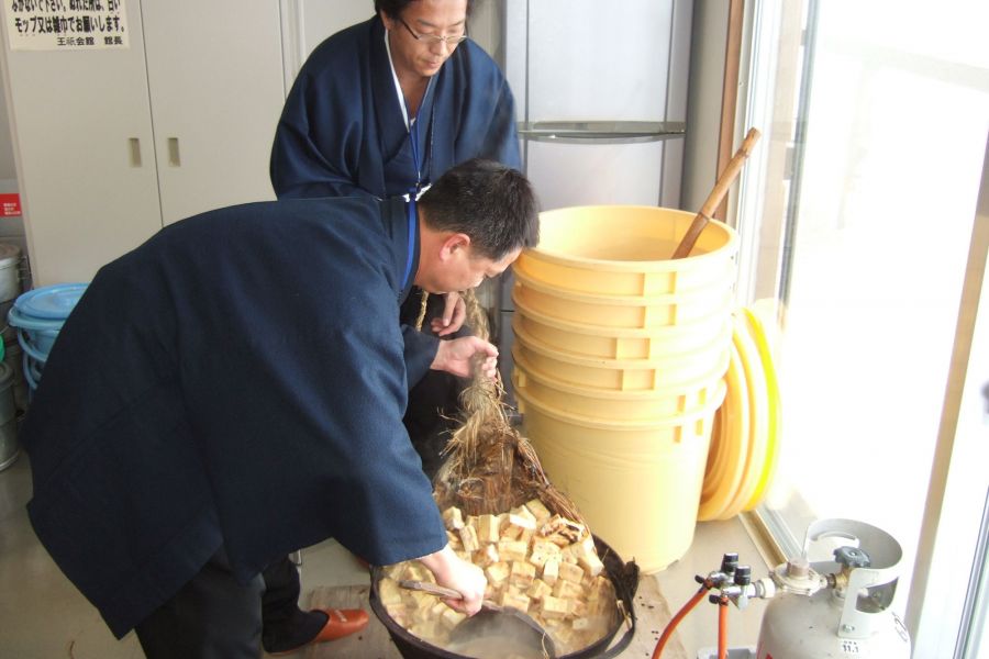 能関係者が調理する行事食「凍み豆腐」