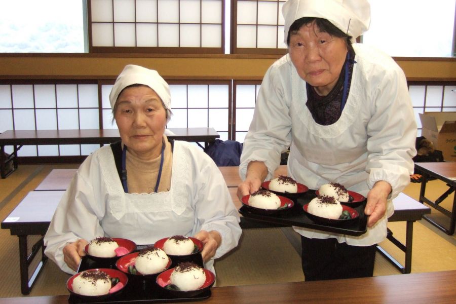 地元おかあさんのお手製「つや姫のおにぎり」
