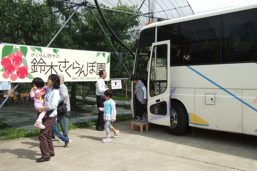 観光果樹園までの無料送迎バスを運行します