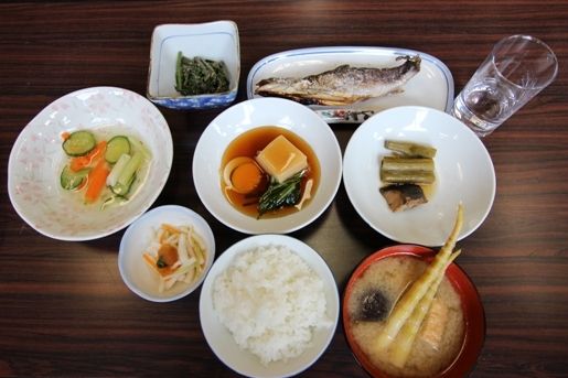 主婦レストラン「やまぶどう」での昼食。（春のメニュー。）秋はもっと豪華。