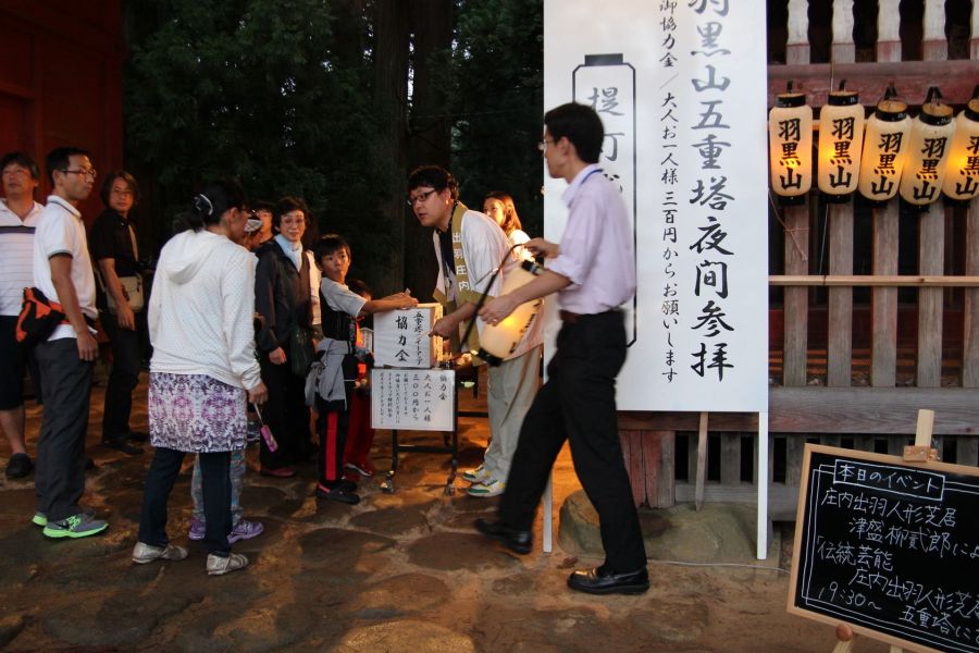 随神門前で提灯や杖の貸し出しを行っています