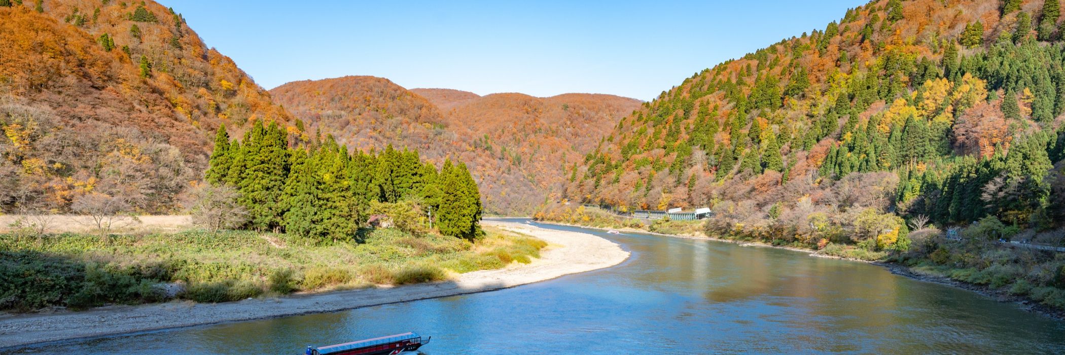 紅葉を眺めながら 最上川舟下り