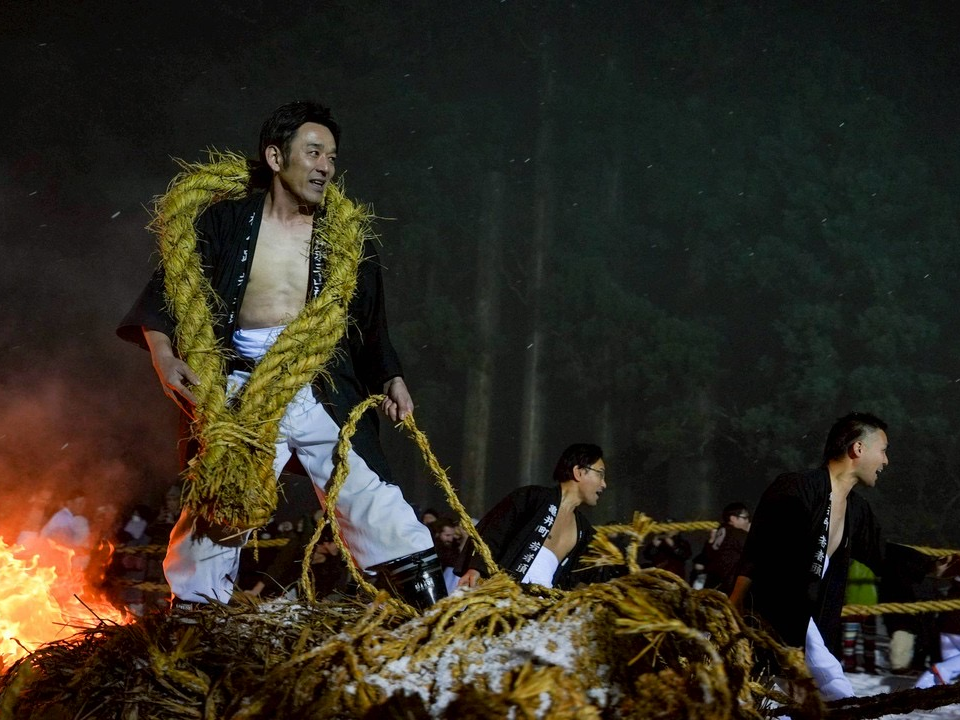 新年を迎える火祭り 松例祭（12.31-1.1）