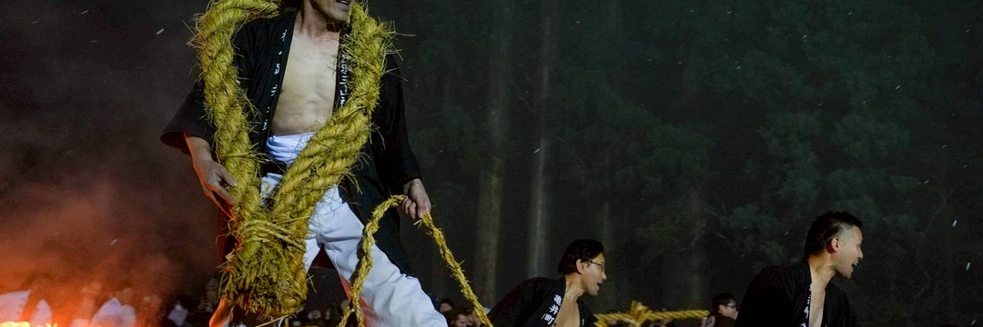 新年を迎える火祭り 松例祭（12.31-1.1）