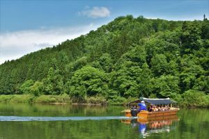 新緑の最上川舟下り