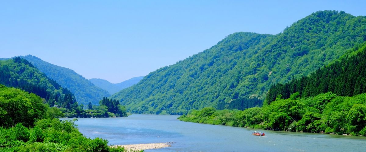 壮大な景色を見ながらゆったりと 最上川舟下り 旅の特集 やまがた庄内観光サイト 山形県庄内エリアの観光 旅行情報