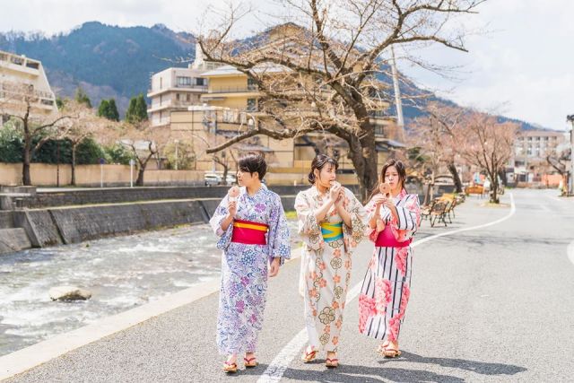 浴衣姿で情緒ある温泉街をそぞろ歩き♪