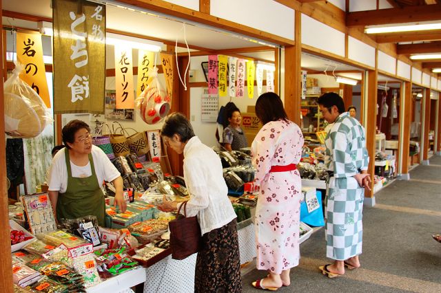 ちょっと早起きしてお土産をゲット! あつみ温泉名物　朝市	