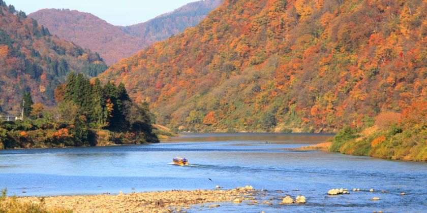 壮大な景色を見ながらゆったりと 最上川舟下り 旅の特集 やまがた庄内観光サイト 山形県庄内エリアの観光 旅行情報