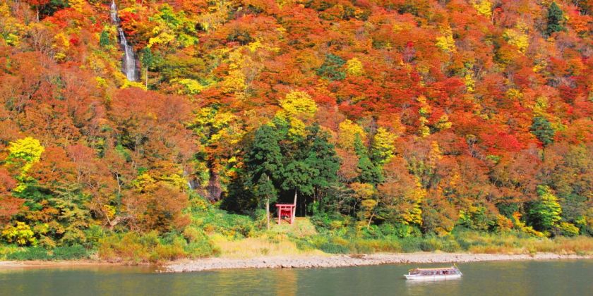 壮大な景色を見ながらゆったりと 最上川舟下り 旅の特集 やまがた庄内観光サイト 山形県庄内エリアの観光 旅行情報