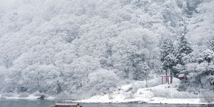 壮大な景色を見ながらゆったりと 最上川舟下り 旅の特集 やまがた庄内観光サイト 山形県庄内エリアの観光 旅行情報