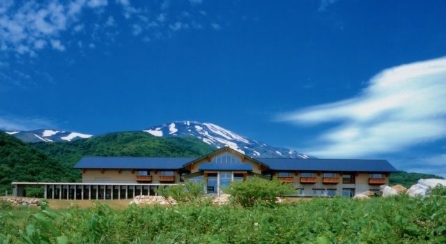 夏空と鳥海山に抱かれた鳥海山荘